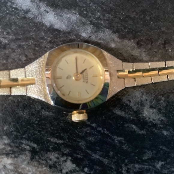 Vintage Citizens Quartz 80s to 90s Gold-Tone Watch - Picture 7 of 8